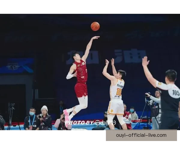 李弘权带领上海豪取十五连胜史密斯绝杀深圳连胜九场